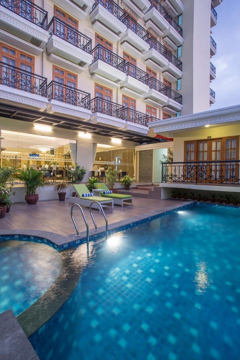 Facade/entrance, Swimming pool