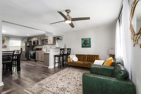 Lovely Modern 3 Bedroom Town Home Apartment in Jacksonville