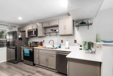 Lovely Modern 3 Bedroom Town Home Apartment in Jacksonville