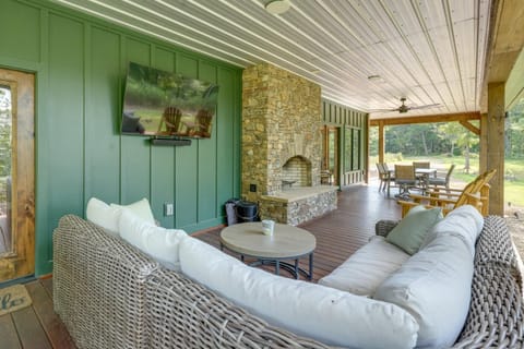 400 Acres on Lavender Mtn Getaway with Hot Tub! House in Alabama