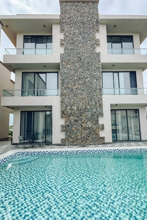 Property building, Day, Pool view, Swimming pool, Swimming pool