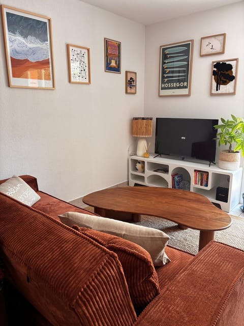 Communal lounge/ TV room, TV and multimedia, Living room, Seating area, Evening entertainment
