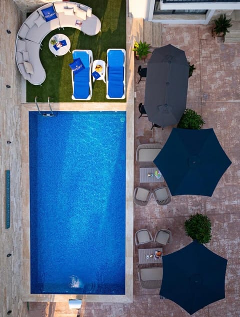 Swimming pool, sunbed