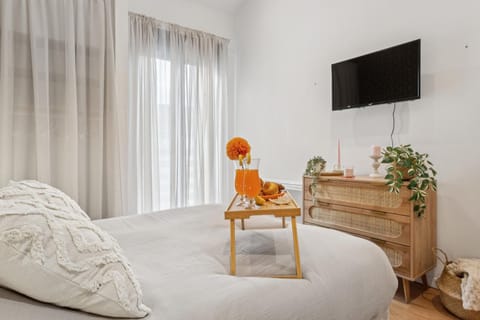 Communal lounge/ TV room, Bed, TV and multimedia, Living room, Photo of the whole room, Seating area, Bedroom