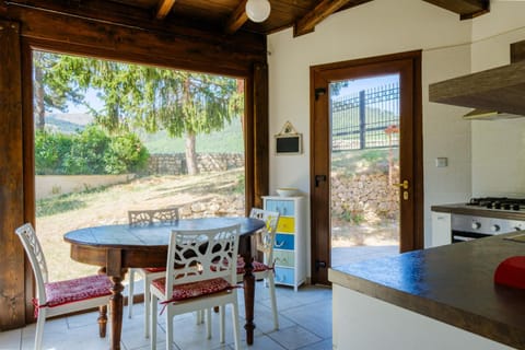 Property building, Patio, Day, Garden, Kitchen or kitchenette, Living room, Seating area, Dining area, Garden view, Breakfast, pet friendly, stove