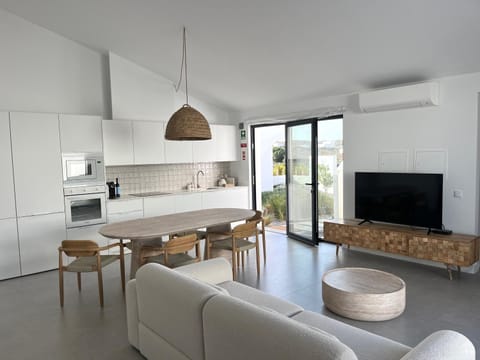 TV and multimedia, Kitchen or kitchenette, Living room, Seating area, Dining area, stove