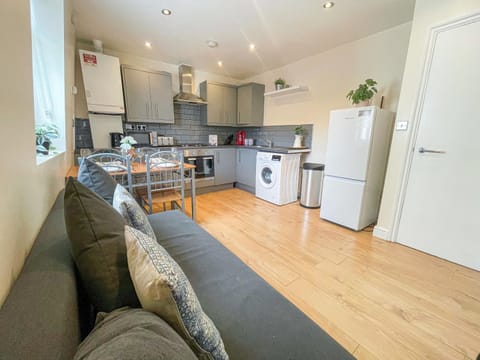 Coffee/tea facilities, Kitchen or kitchenette, Living room, Decorative detail, Seating area, Dining area, flat iron, heating, internet, microwave, oven, stove, toaster
