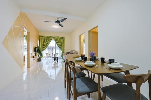 Property building, Patio, View (from property/room), Living room, Seating area, Dining area, Family, Family, Family, pet friendly
