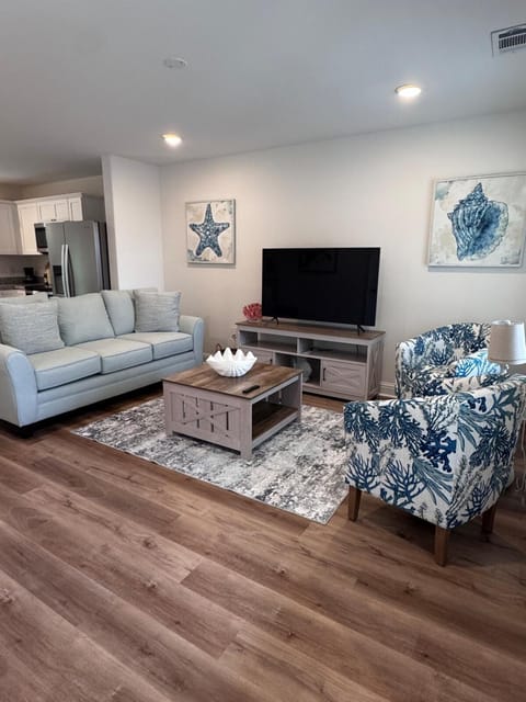 TV and multimedia, Living room, Seating area, Evening entertainment