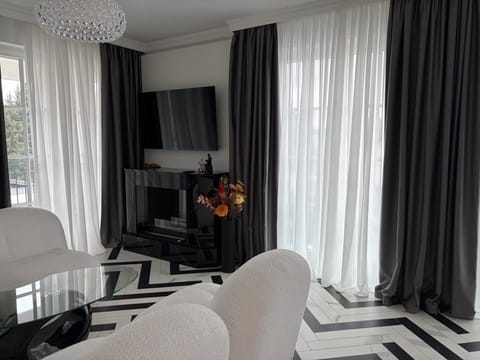 Communal lounge/ TV room, TV and multimedia, Living room, Seating area, Evening entertainment