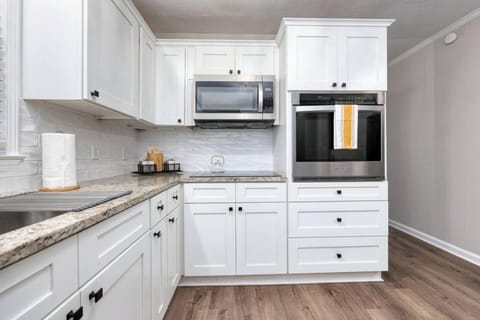 Savvy Oasis with Pool, 15 mins to Fort Benning House in Columbus