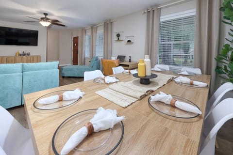 Savvy Oasis with Pool, 15 mins to Fort Benning House in Columbus