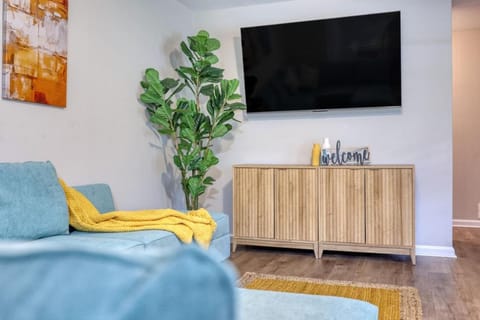 Savvy Oasis with Pool, 15 mins to Fort Benning House in Columbus