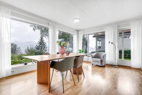 Uptown I City & Fjord Views I FREE Parking Apartment in Tromso