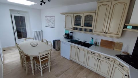 Coffee/tea facilities, Kitchen or kitchenette, Dining area, dishwasher, oven, stove, toaster