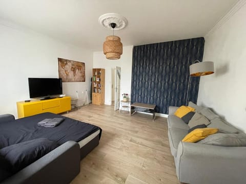 Communal lounge/ TV room, Bed, Seating area