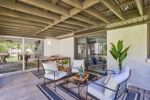 Patio, Balcony/Terrace, Living room, Seating area, Dining area
