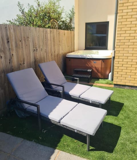 Garden, Hot Tub, Seating area, sunbed