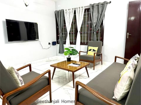 TV and multimedia, Living room, Seating area, Evening entertainment