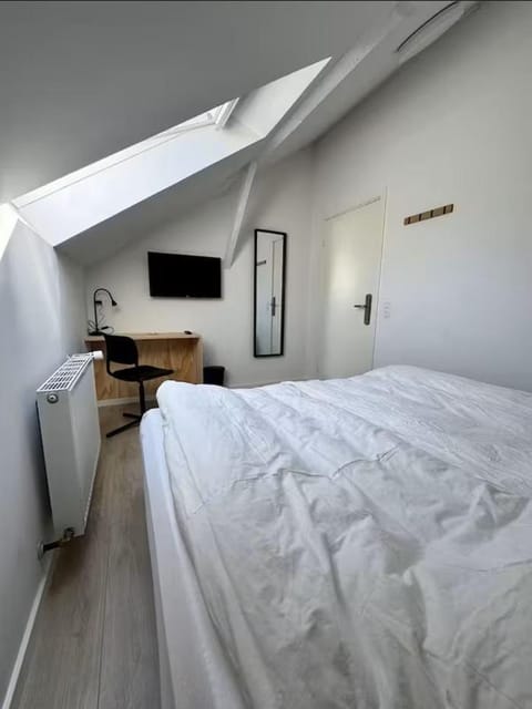 Bed, TV and multimedia, Photo of the whole room, Bedroom