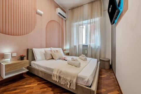 Bed, TV and multimedia, Evening entertainment, Bedroom