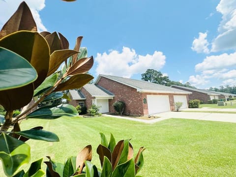 Eastgate 3A Pretty in Pink Apartment in Hammond