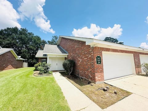 Eastgate 3A Pretty in Pink Apartment in Hammond