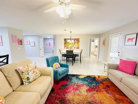 Eastgate 3A Pretty in Pink Apartment in Hammond