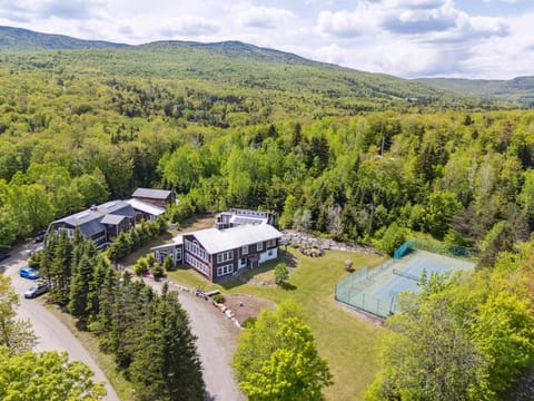 Myrtle Villa 7BR Near Mount Snow with Indoor Heated Endless Style Pool Outdoor Hot Tub Villa in West Dover