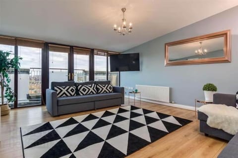 Penthouse Near City Hall with Balcony and Chic Duplex Apartment in Belfast