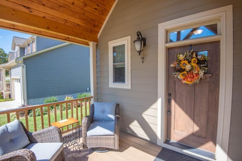 Downtown West Jefferson Home - Fireplace - Sleeps 8 House in West Jefferson