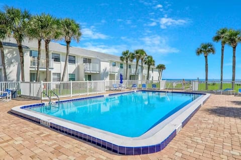 Property building, Day, Pool view, Swimming pool, Swimming pool, sunbed