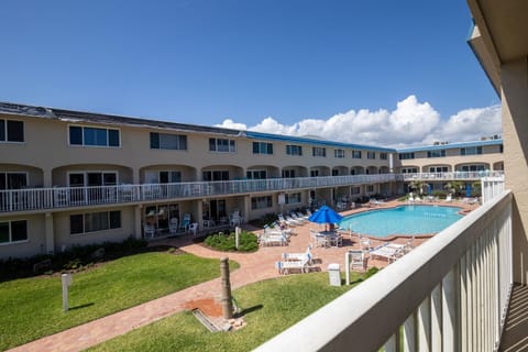 Property building, Day, Balcony/Terrace, Swimming pool, Swimming pool