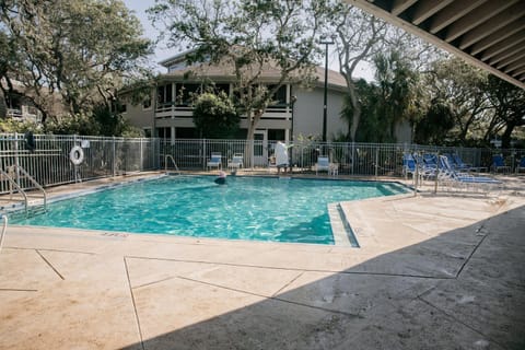 Property building, Day, Swimming pool, Swimming pool, sunbed