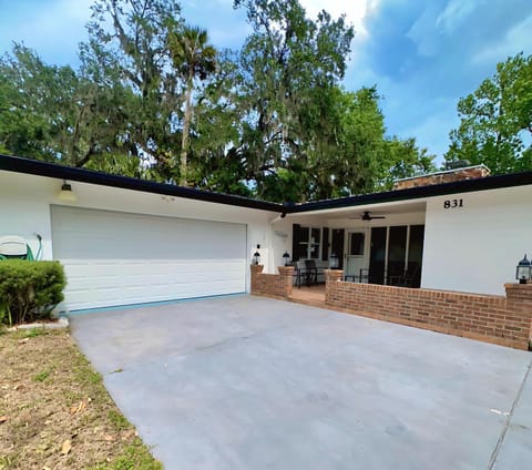 Property building, Facade/entrance, Day, Parking