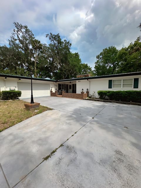 Property building, Facade/entrance, Day
