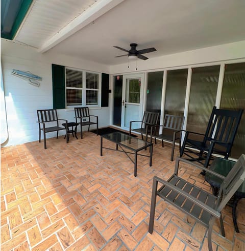 Property building, Facade/entrance, Day, Balcony/Terrace, Living room, Seating area