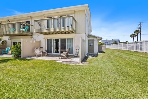 Property building, Facade/entrance, Day, Garden