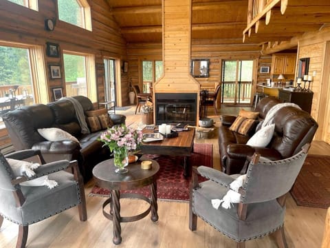Luxurious Log Home with Madison River Views near Three Dollar Bridge, J & J Ranch, Montana House in Idaho