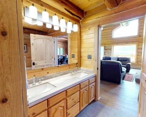 Luxurious Log Home with Madison River Views near Three Dollar Bridge, J & J Ranch, Montana House in Idaho