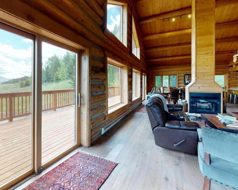 Luxurious Log Home with Madison River Views near Three Dollar Bridge, J & J Ranch, Montana House in Idaho