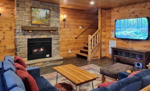 Spacious Luxury Log Cabin with Mountain Views, Hot Tub & Game Room near Gatlinburg & Pigeon Forge, Tennessee Cabin in Pittman Center