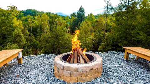 Spacious Luxury Log Cabin with Mountain Views, Hot Tub & Game Room near Gatlinburg & Pigeon Forge, Tennessee Cabin in Pittman Center