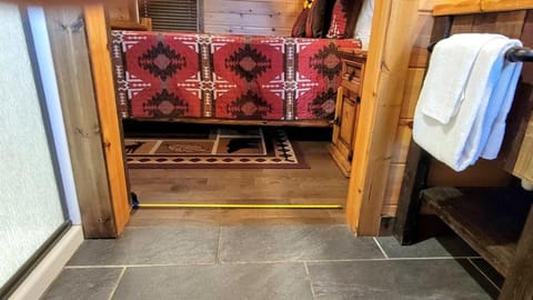 Spacious Luxury Log Cabin with Mountain Views, Hot Tub & Game Room near Gatlinburg & Pigeon Forge, Tennessee Cabin in Pittman Center