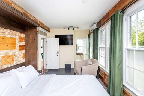 Romantic Historic Inn Suite with Mountain Views in Luray, Virginia House in Luray