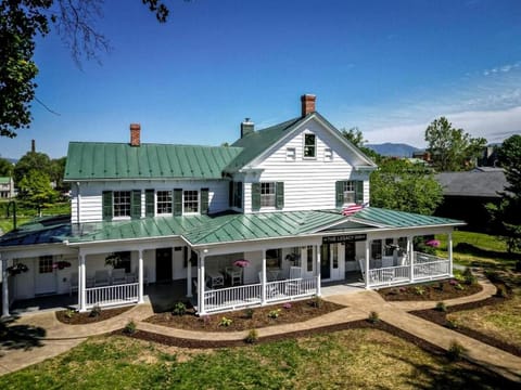 Romantic Historic Inn Suite with Mountain Views in Luray, Virginia House in Luray
