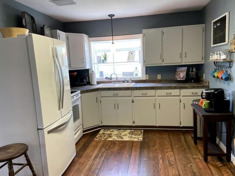 Charming Downtown Cottage with Porch & Backyard Retreat near Beaverhead River in Dillon, Montana House in Idaho