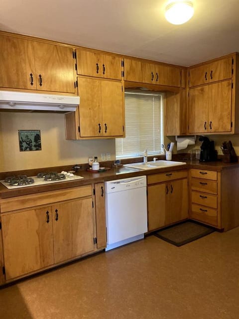 Charming Riverside Vacation Rental with Scenic Mountain Views near Ennis, Montana House in Idaho
