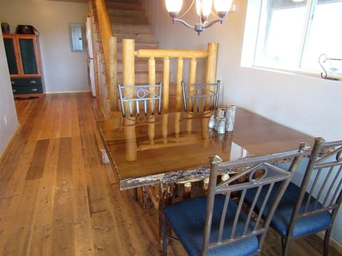 Scenic Vacation Cabin with 360° Mountain Views near Yellowstone National Park in Madison River Valley, Montana Cabin in Idaho