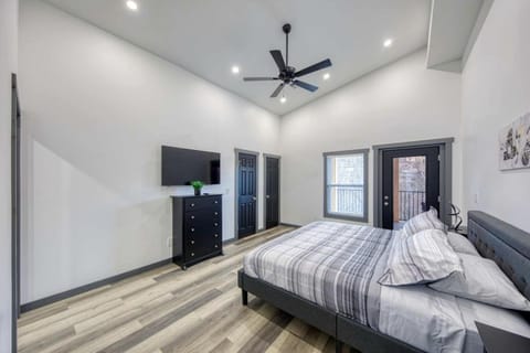 Brand-New Luxury Cabin with Game Room & Hot Tub near Downtown Gatlinburg, TN Cabin in Gatlinburg